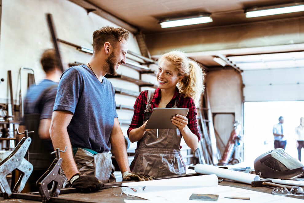 Maschinen, Werkstatt (© iStock.com/AzmanJaka)