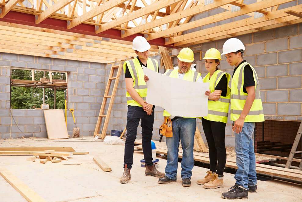 Bau, Holz, Gebäudetechnik (© iStock.com/monkeybusinessimages)